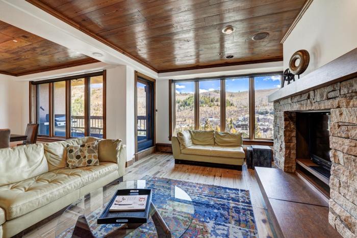 Stunning Views - Renovated Condo in Pines Lodge condo