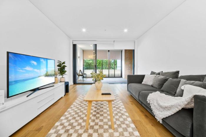 Tranquil 2BD, Pool, Gym & Unbeatable Location