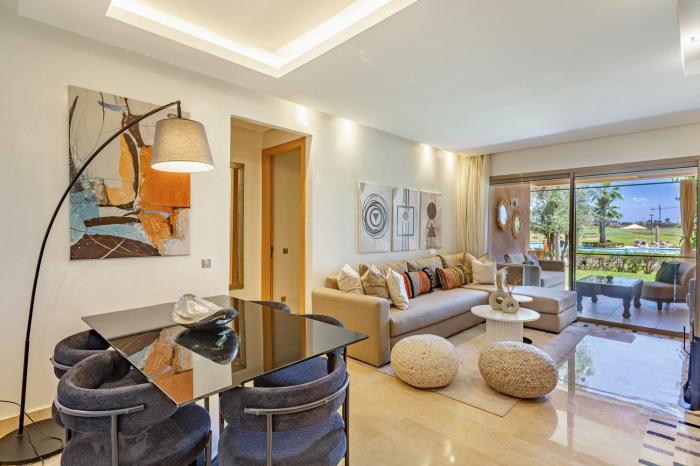 Elevated Elegance A Stylish Golf Atlas Apartment