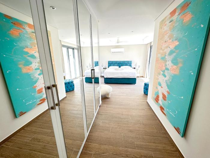 Supreme Beachfront 3BR Villa Soma bay with Garden