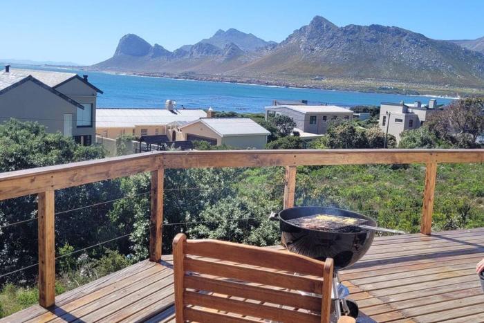 Paradise tween sea and mountain