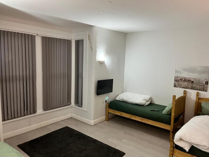 MUGHAL HOUSE GROUND FLOOR PRIVATE 2Bed APARTMENT & FREE PARKING