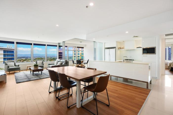 QTower 2BR Apt Pool & Gym, 6 Guests, Beach Walk