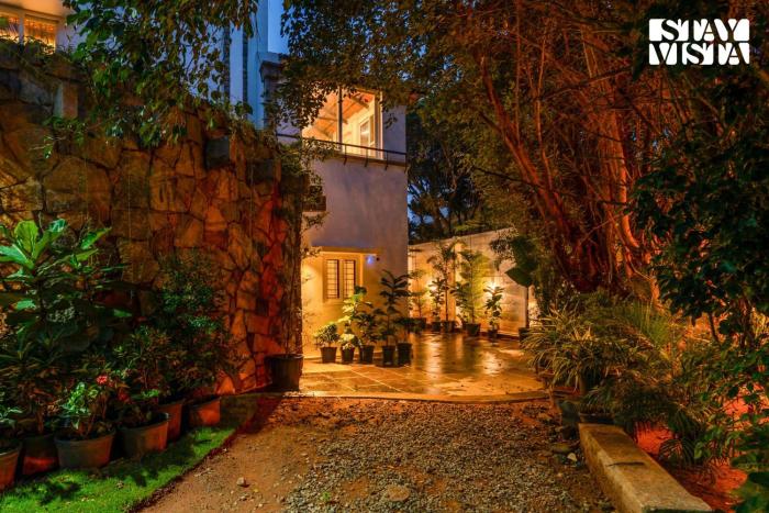 StayVista at The Lakeshore with Lake View, WiFi, Garden