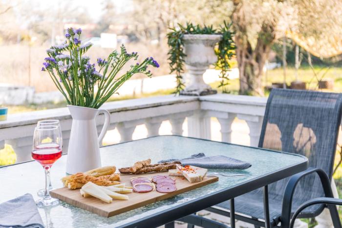 Lamda Apartments By Estia