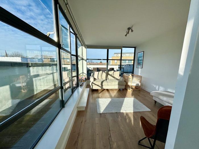 Riverside Apartment opposite Kew Gardens - Large terrace with a partial Thames view and a fireplace