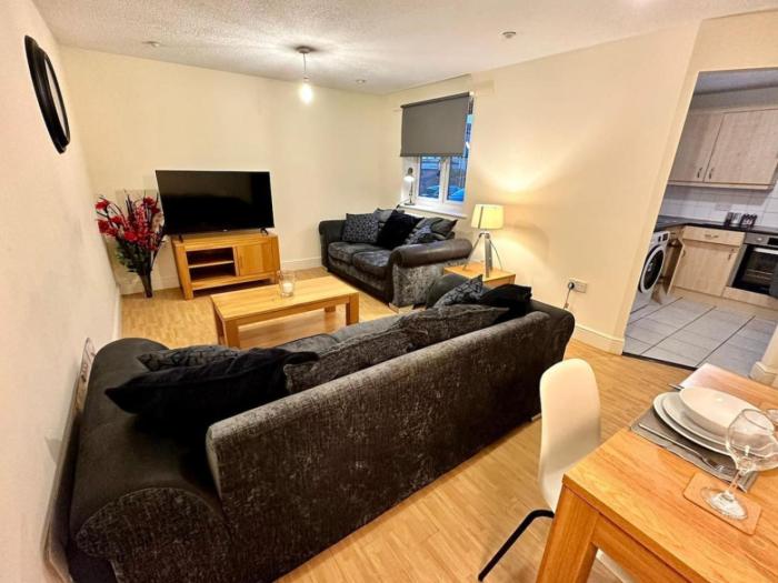 17 FWC 2 Bedroom Apartment, Central Swindon, Secure Parking, Sleeps 5