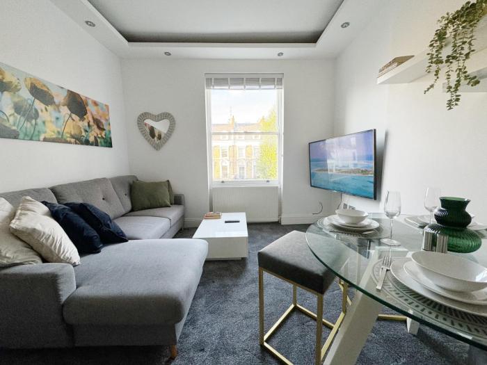 Stylish 2-Bed Flat w Kitchen and Cosy Living Space