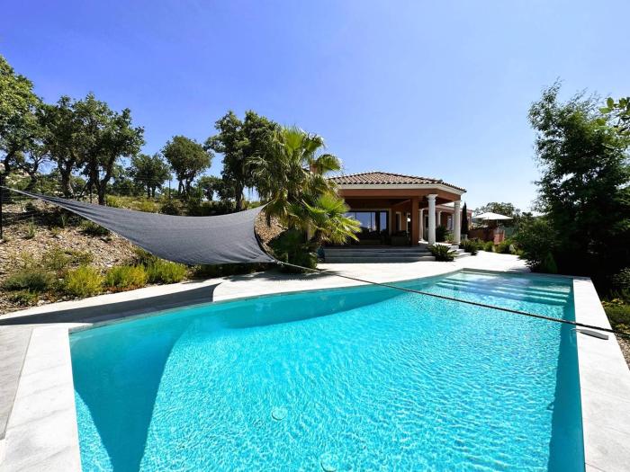 Villa Azur climatisée pour 6 personnes avec piscine et belle vue mer à La Londe les Maures