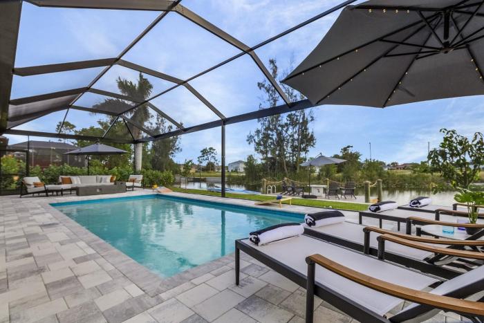 Canal Tranquility, Heated Saltwater Pool -Lazy Turtle Retreat - Roelens