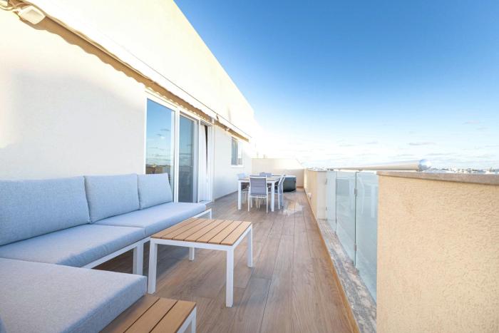 Luxurious & Spacious 2BD Penthouse with Large Terrace & Jacuzzi at The Podium - Yacht Marina Area, Close to Valletta