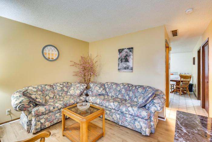 2 Mi to Kansas State Fairgrounds Cozy Apartment!