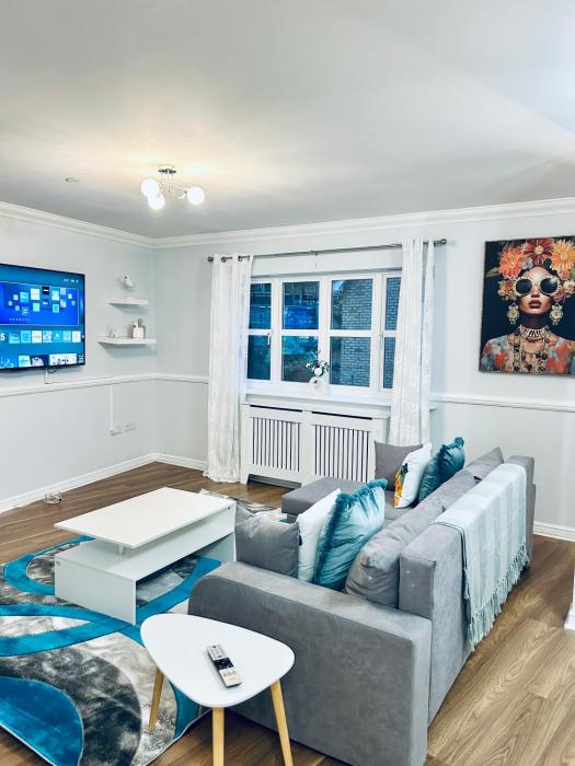 Spacious stylish 4BR House Perfect For Families, Groups & Contractors in Bluewater- Dartford-with Pool Table & Free Parking
