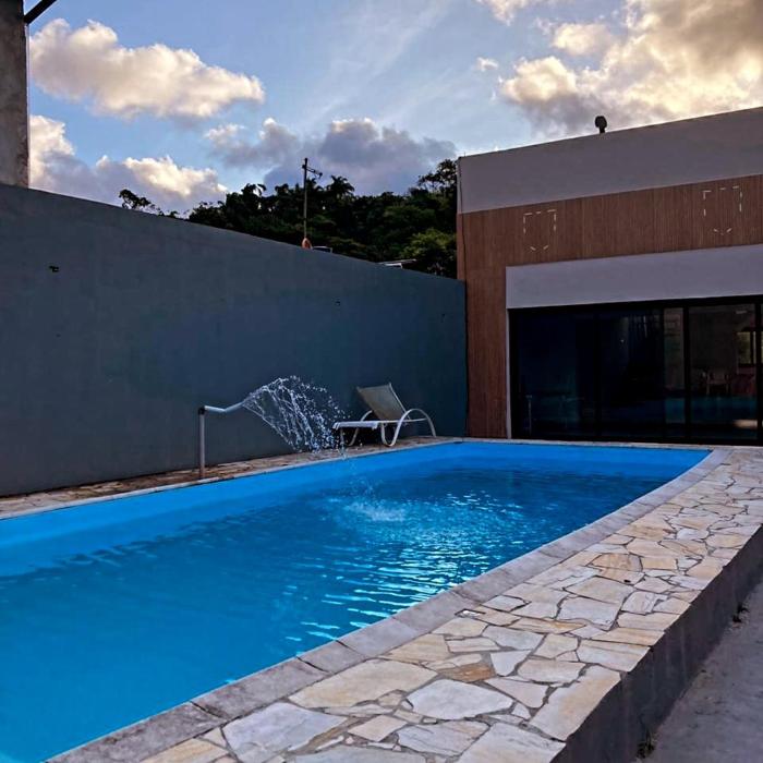 Casa com piscina, próximo a ilhabela