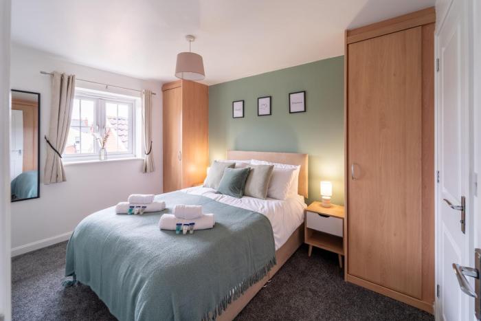 Stylish 3-bed Gloucester house with Free Driveway Parking for 2 cars