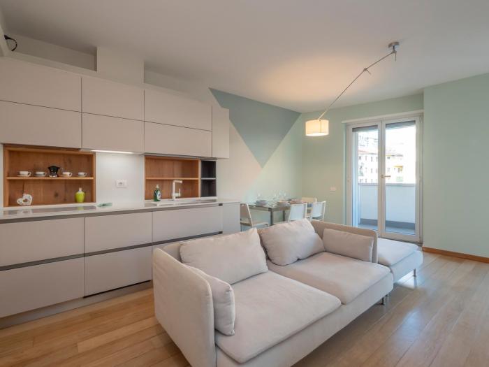 Elegante e luminoso appartamento con box auto a pochi passi da metropolitana M4