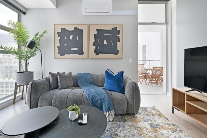 Luna 2-Bed City Escape with Mountain Views