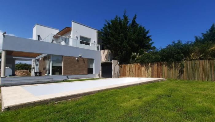 casa 4 ambientes con pileta y parque