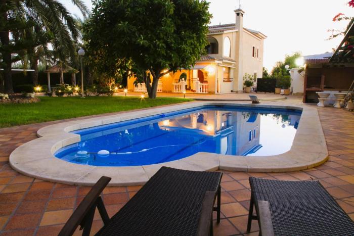 Villa Iluminada con chimenea, barbacoa y piscina cerca Playa