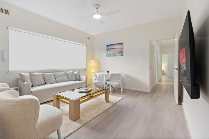 Modern 2-Bed Apartment with Parking near Bondi Beach
