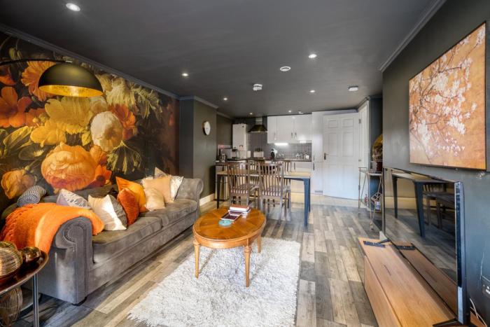 Gorgeous design 2 bed flat Barons Court Sleeps Six