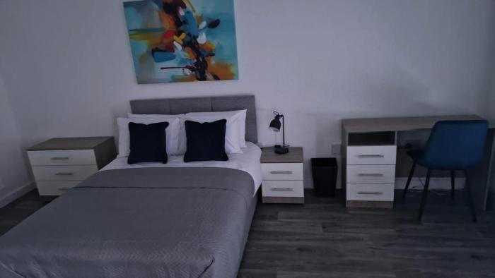 House - Sleeps 10 - Parking - WiFi