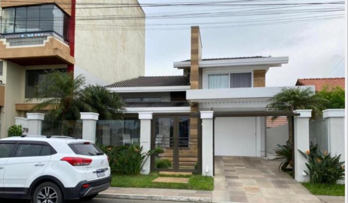Casa alto padrão, piscina e pracinha na frente