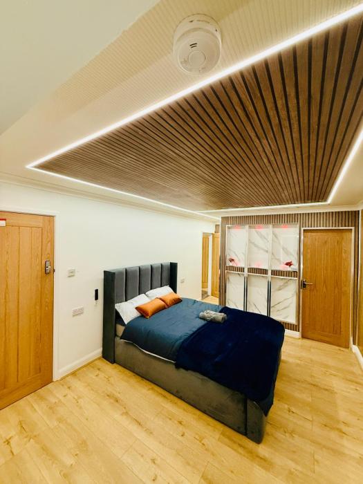 Birmingham City Centre- 9 bed house with free parking