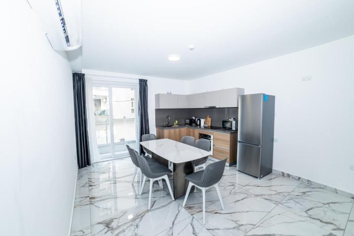 Modern 2-Bedroom Apartment with Terrace - By HostMT