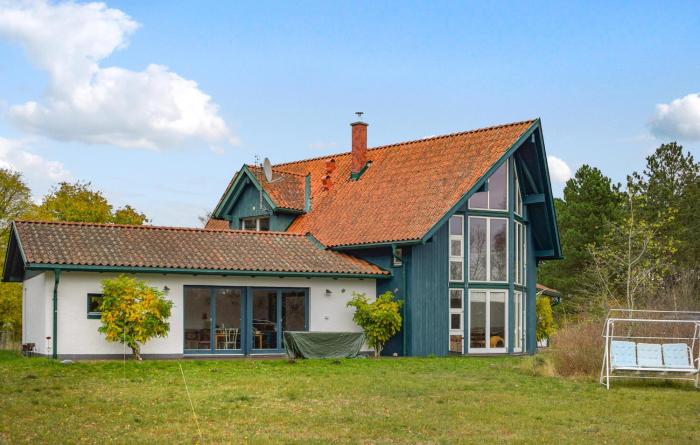 Beautiful Home In Ystad With Wifi