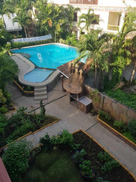 Luxury 4BR Apartment with Pool behind Alona Beach