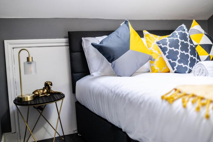 Quiet Top-Floor Retreat -Modern Studio for 2 - Islington