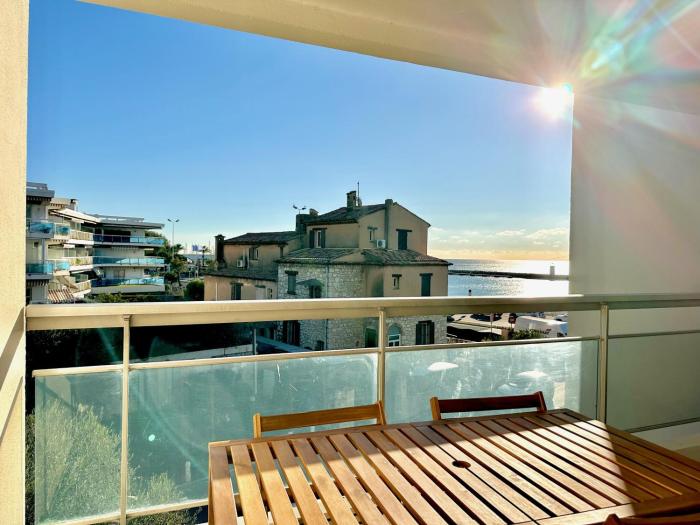 Side Ocean View Studio, 24H Check-In and Out, Air Conditioner, Close to Airport