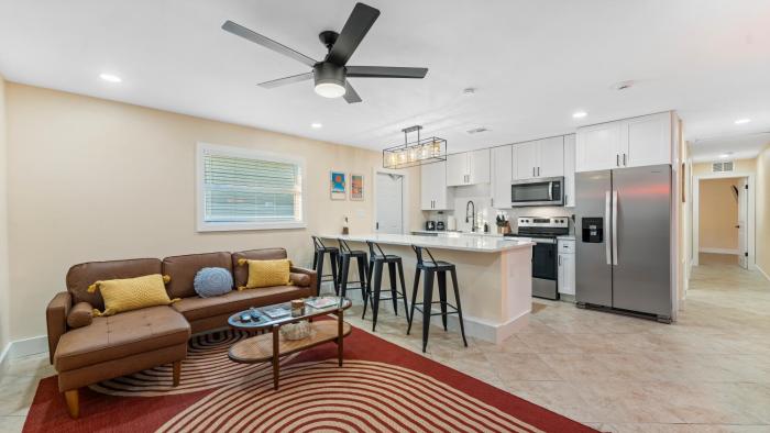 The Shark Tank Cocoa Beach - Retro Florida, Downtown, 5-Min Walk to Beach, Shops & Bars