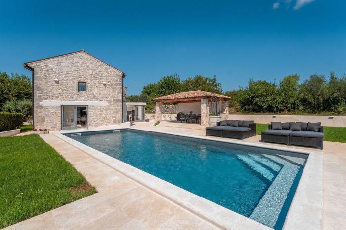 Beeindruckende Steinfinca mit privatem Salzwasserpool, Panoramablick aufs Meer, Grill