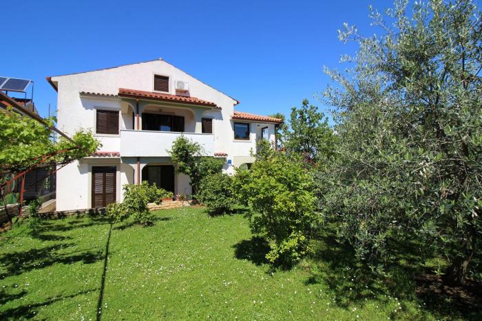 Charmantes Apartment mit privatem Balkon, Privatparkplatz, WiFi und nur 700 Meter zum Strand