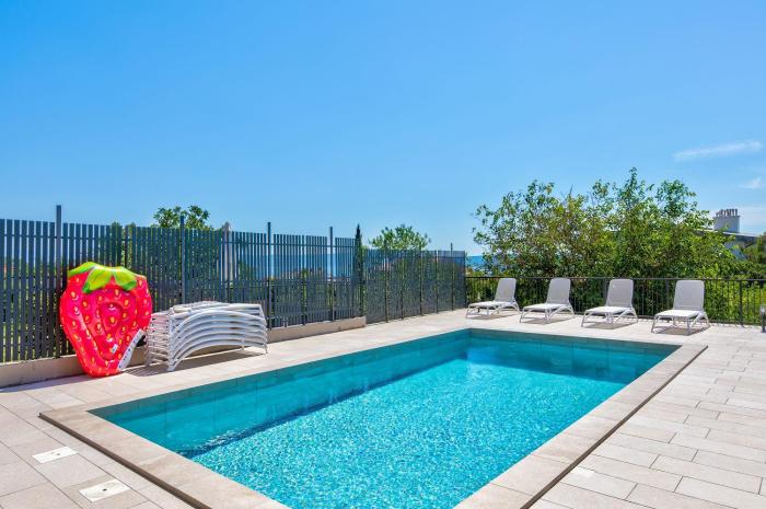 Herrliches Apartment nur 600 Meter zum Strand mit Meerblick, Pool, Grill, Waschmaschine