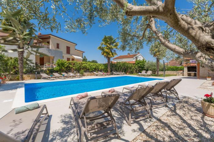 Strandnahes Apartment mit 60m2 grossem Pool, BBQ, Liegen, nur 800 Meter zum Strand