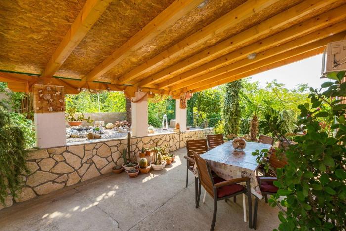 Komfortables Apartment mit Meerblick, BBQ-Bereich, Garten, Privatparkplatz