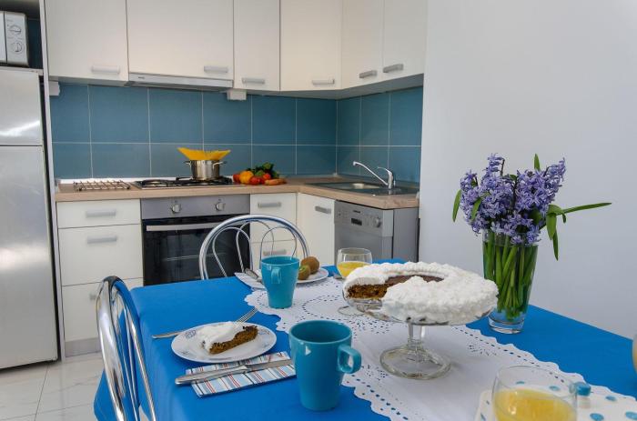 Modernes Apartment nur 350 Meter zum Strand mit privater Terrasse, Babybett, Elektrogrill