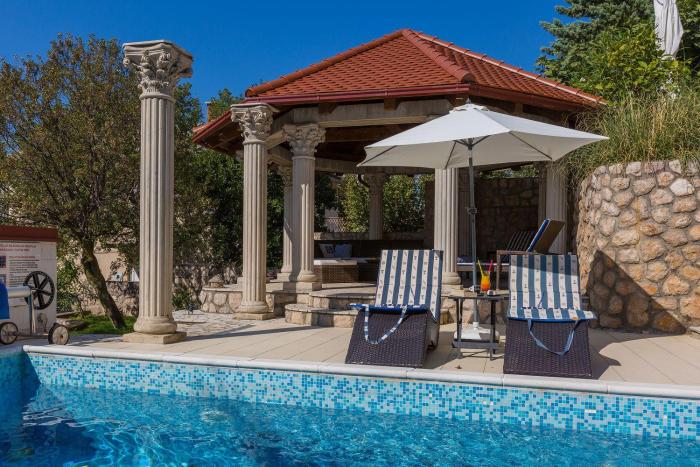 Reizendes Apartment nur 700 Meter zum Strand mit Meerblick, Pool, BBQ, WiFi