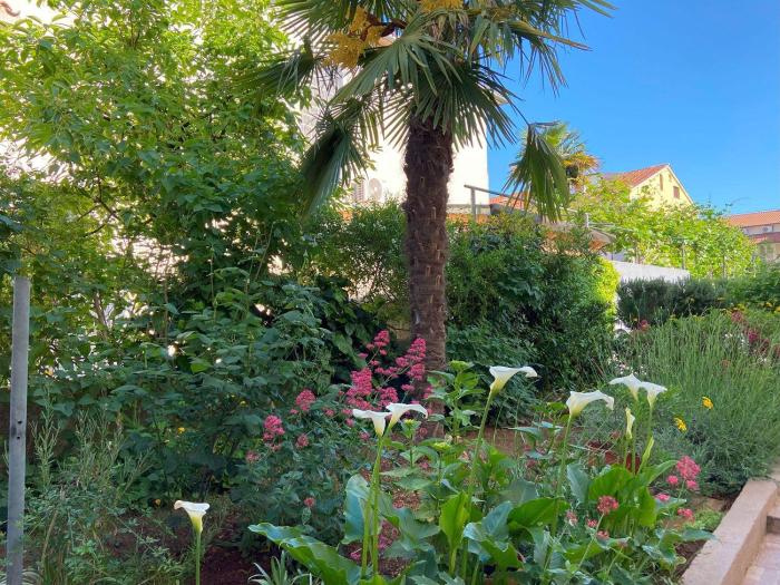Mediterranes Apartment mit Grillbereich, Liegen im Garten, Privatparkplatz, WiFi