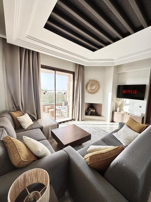 Appartement Cosy avec grande terrasse et piscine en face du stade Can2025