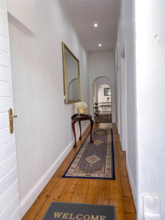 Modern 8 Sleeper home in trendy Observatory