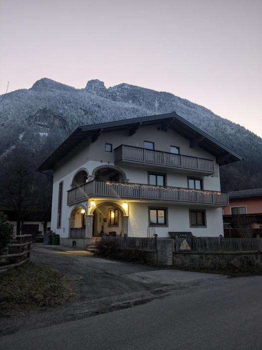 Privatzimmer und Küche mit Balkon und Ausblick