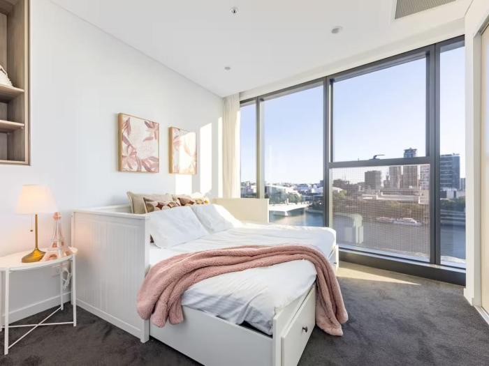 Riverfront 2 Bedroom Apt in Brisbane City with Parking