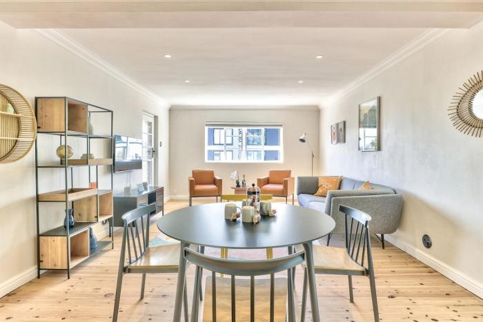 Renovated, art deco couples retreat with views!