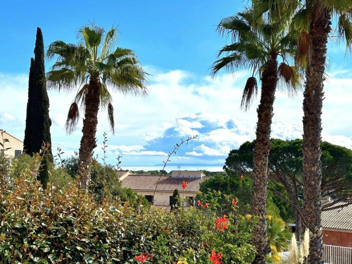 HYEGUY Appartement pour 3 personnes en rez de jardin avec piscine commune à Giens