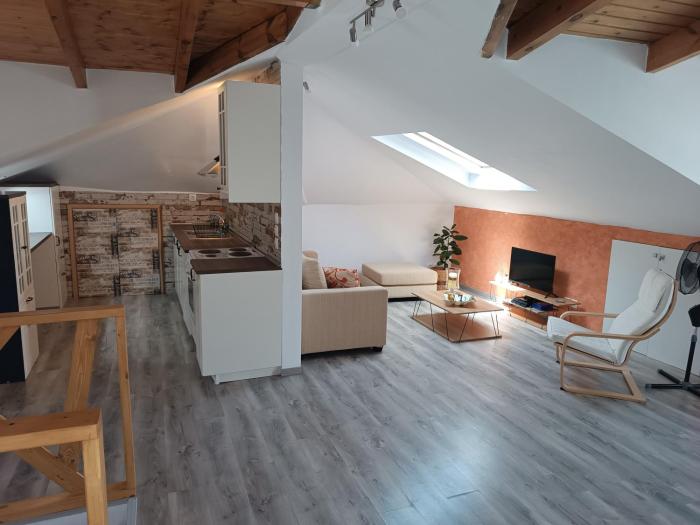 ATH Airport, Loft in Painia