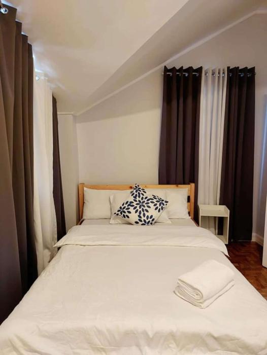 Baguio Transient House with Balcony and Sunset View by Dei Gratia